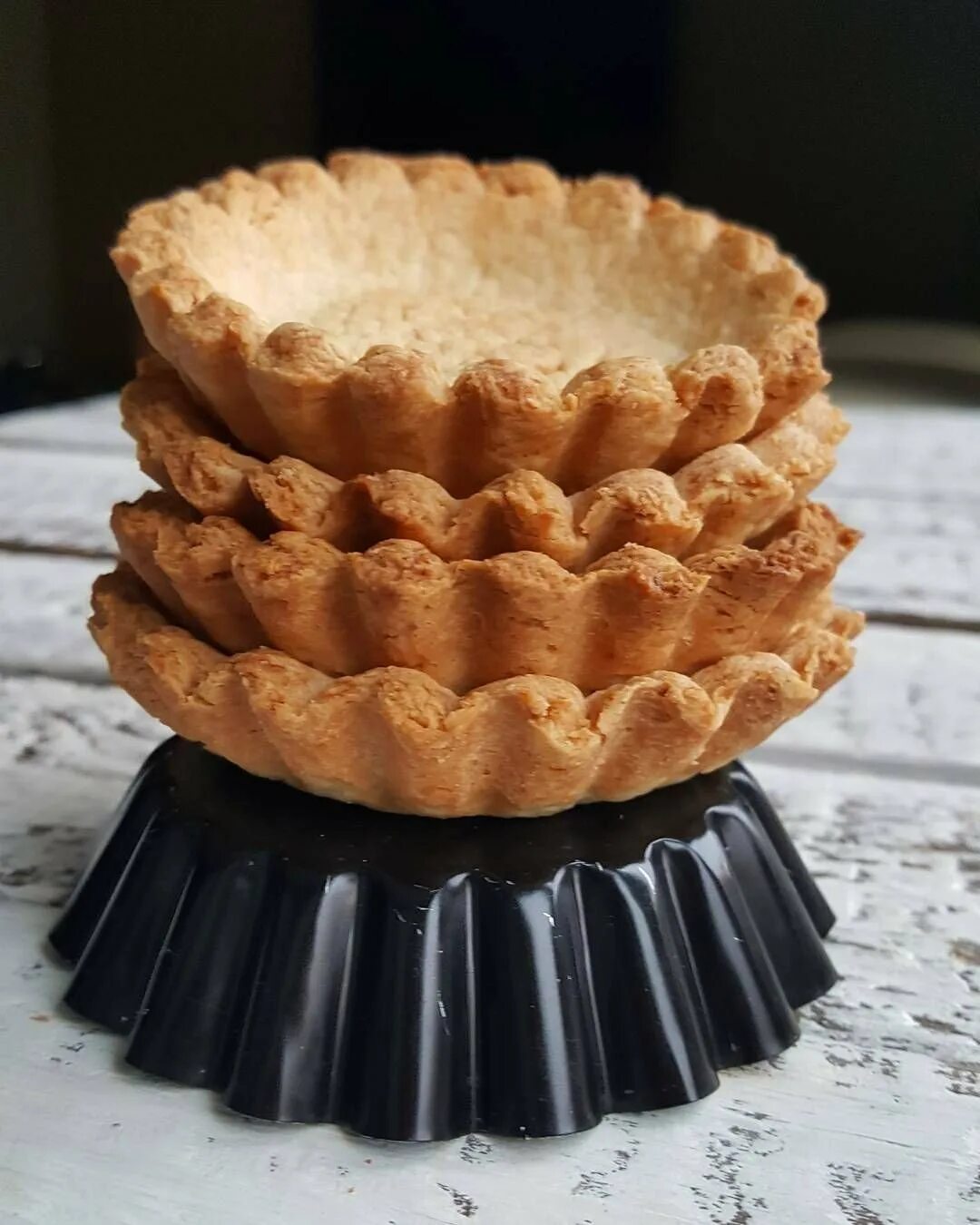 Формочки для песочных корзиночек. Корзиночки из теста. Формочки для корзиночек из песочного теста. Корзиночки из песочного теста. Песочное тесто для корзиночек.