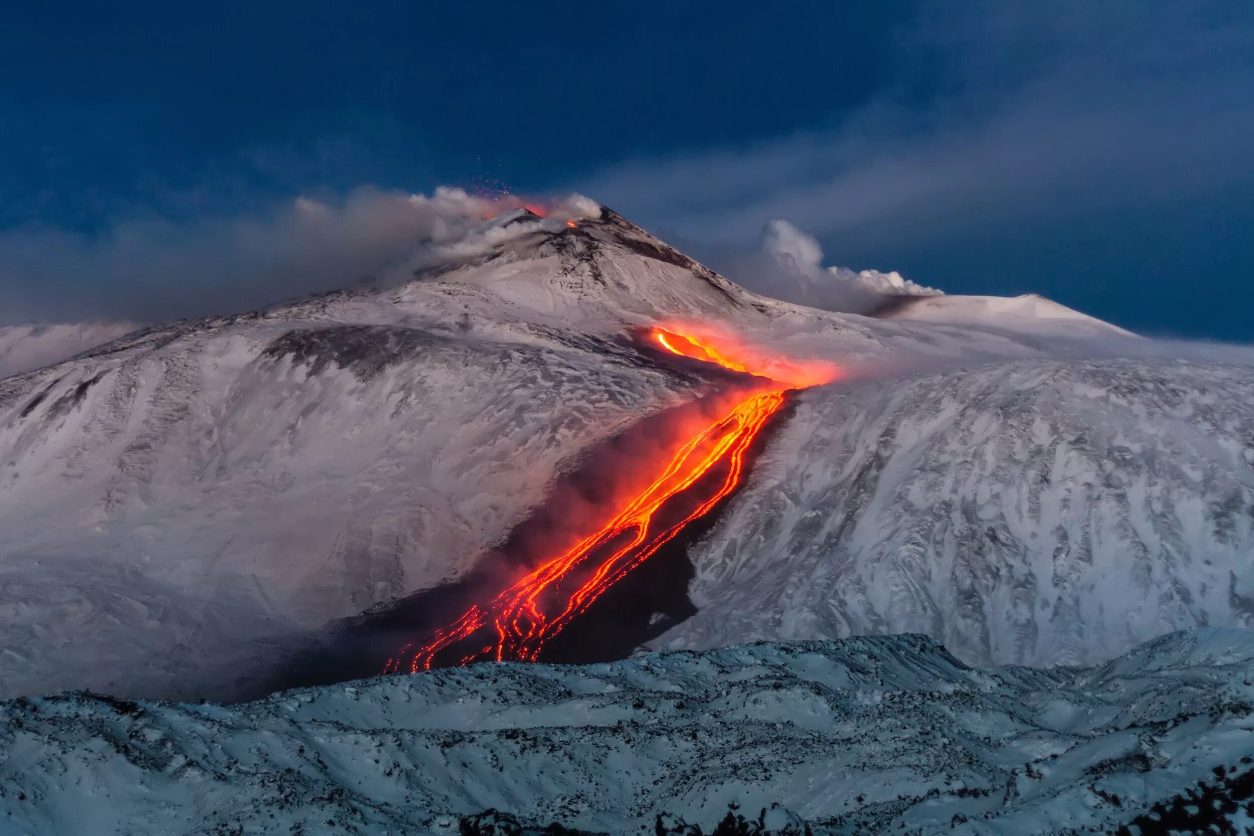 Как называется самый большой вулкан. Вулкан Эребус в Антарктиде. Вулкан Эльбрус. Эребус извержение. Вулкан Этна.