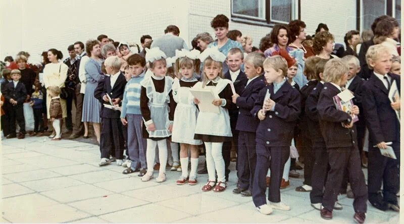 Линейка в Советской школе. 1 Сентября 1990 года. Первое сентября в Советской школе. С 1 сентября советские. 12 сентября 1990 года