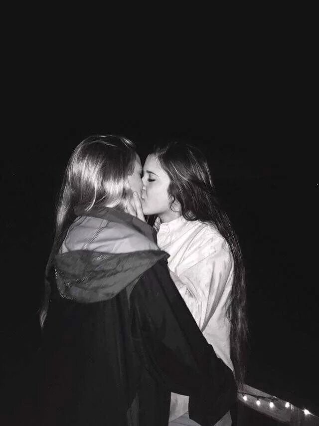 Поцелуй девушек. Две девушки обнимаются. Девушка целует девушку. Поцелуй двух девушек.