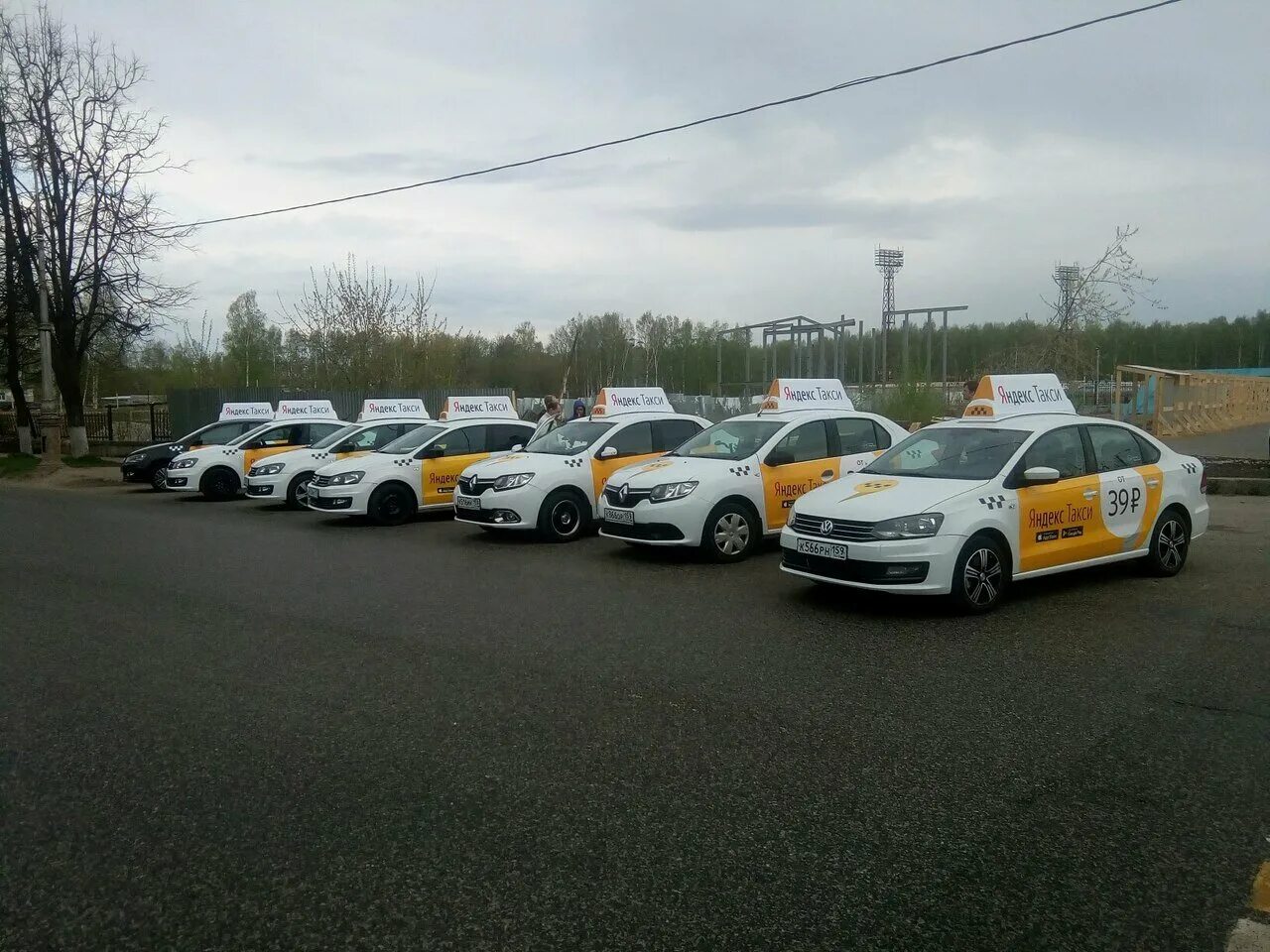 пермское такси. такси пермь. таксист в машине. такси пермь. водитель в таксопарк.