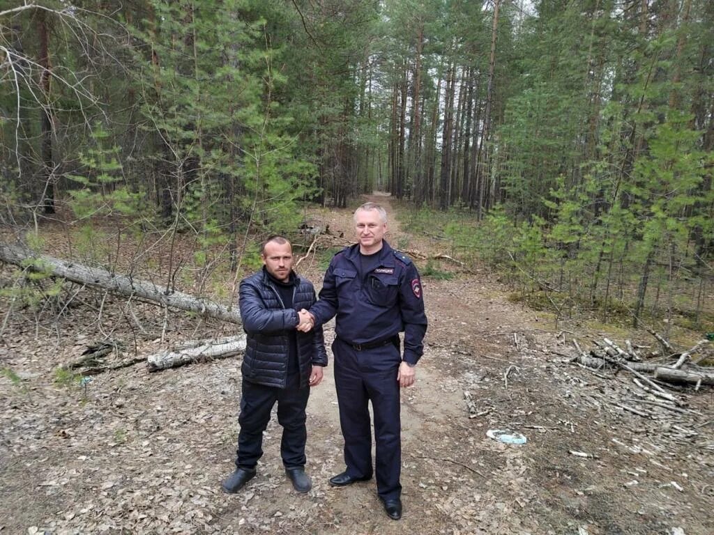 Заблудились в болоте. Потерялся в лесу. Болота Кировской области. Полиция фото.