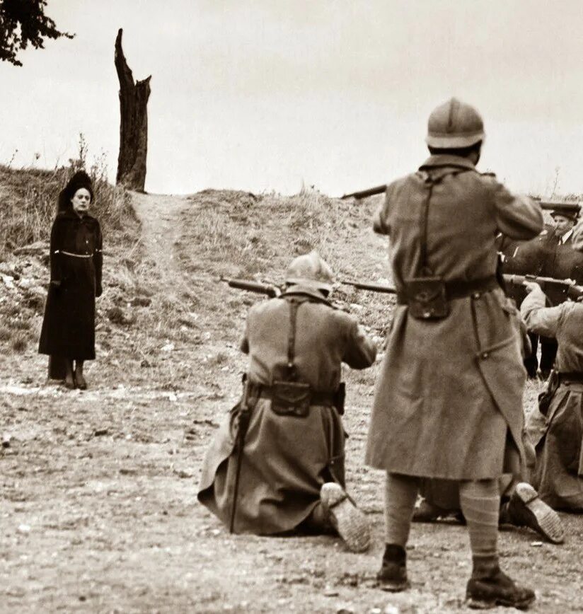 Расстрел утром. Мата хари 1917. мата хари перед расстрелом. мата хари перед казнью.
