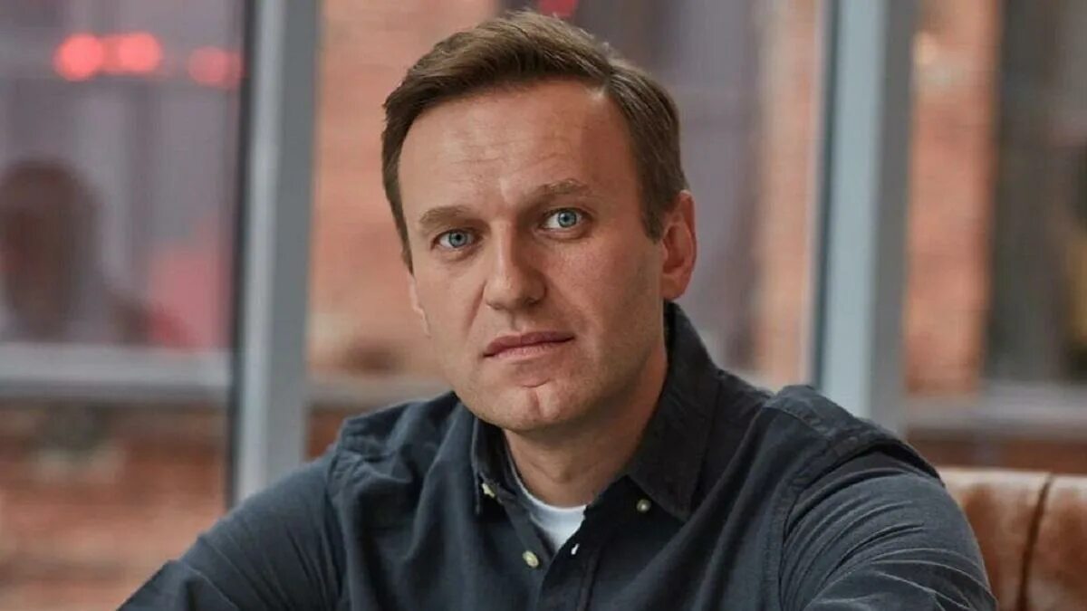 File:Alexei Navalny marching in 2017 (cropped 2).jpg - Wikipedia