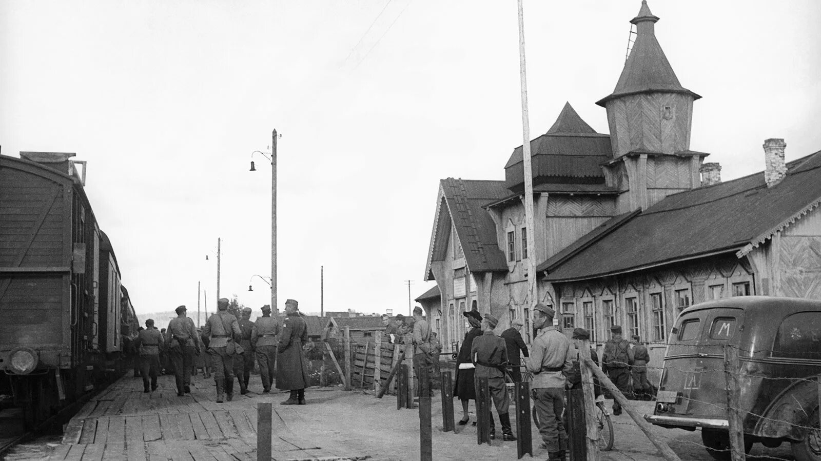 медвежьегорск старые фото. архив медвежьегорска. архив медвежьегорска. здание управления беломорканала нквд. железнодорожная станция медвежья гора (1919 год).