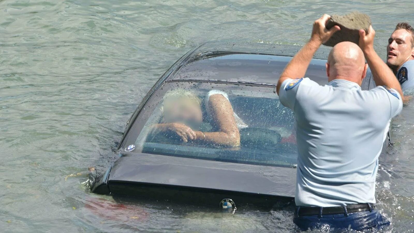 Машина попала под воду. Затонувшие машины. Автомобиль упал в воду. Машина тонет. Девушка утопила машину.