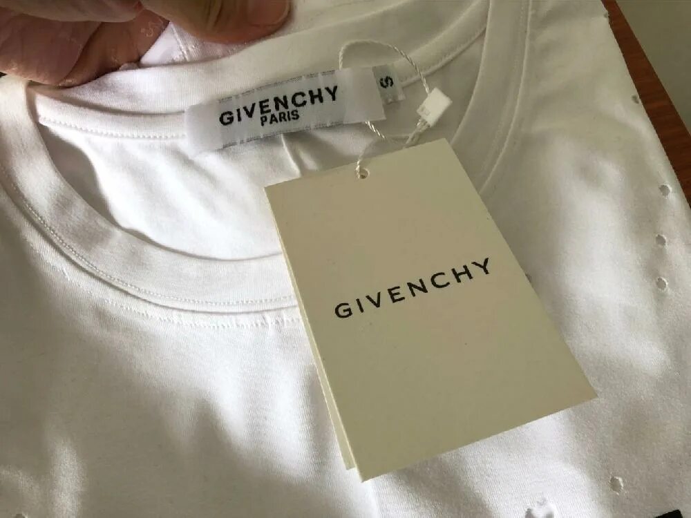 Givenchy футболка бирка. Бирки Givenchy оригинал. Бирка оригинального Givenchy. Бирка на толстовке. Верхняя бирка