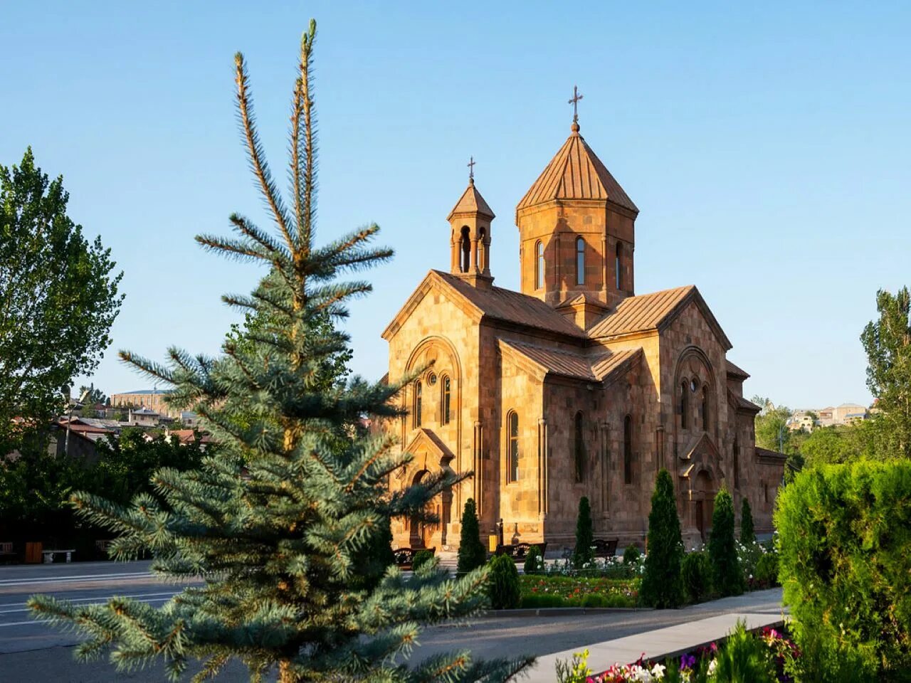 Можно ли в армянскую церковь. Церковь Сурб Аствацацин Армения. Ереван Церковь св. Аствацацин. Армянская Церковь Сурб Аствацацин в Ереване. Церковь Сурб Мариам Аствацацин Ереван.