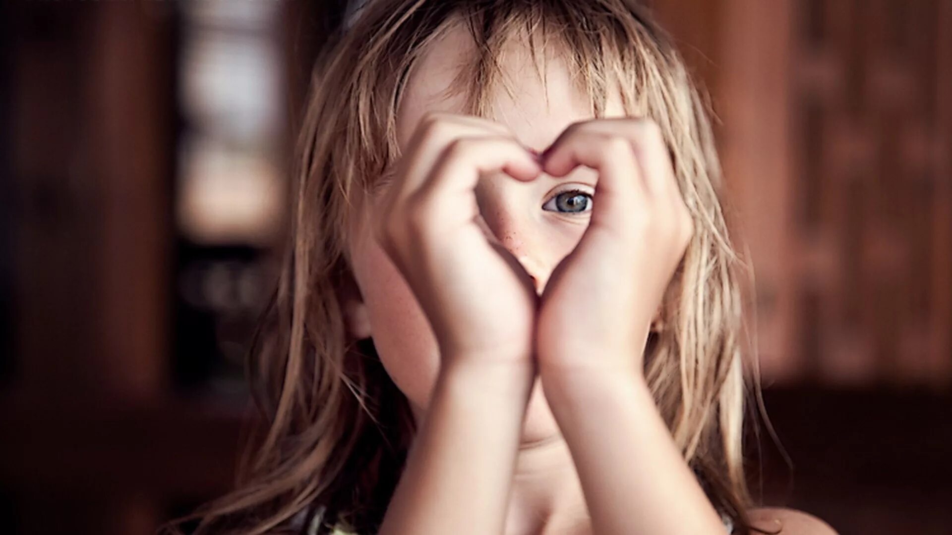 Ребенок показывает сердечко. Мальчик с сердечком. Девочка показывает класс. Ребенок показывает сердечко. Группы детей показывающие сердечко.