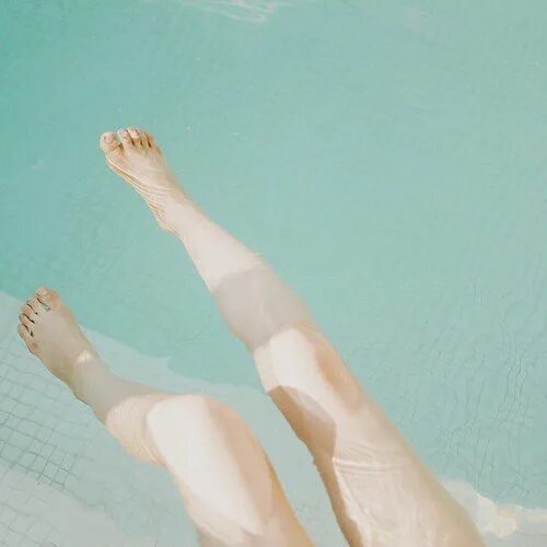 Ножки в воде. Ноги в воде арт. Ноги в воде. Светлые ножки. Холодные бледные ноги