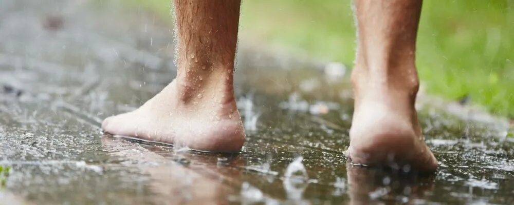 Ходить босиком во сне к чему. Сонник иду против течения. Хождение босиком закаливание в детском саду. Ходить босиком во сне для женщины. Хождение босиком метод закаливание.