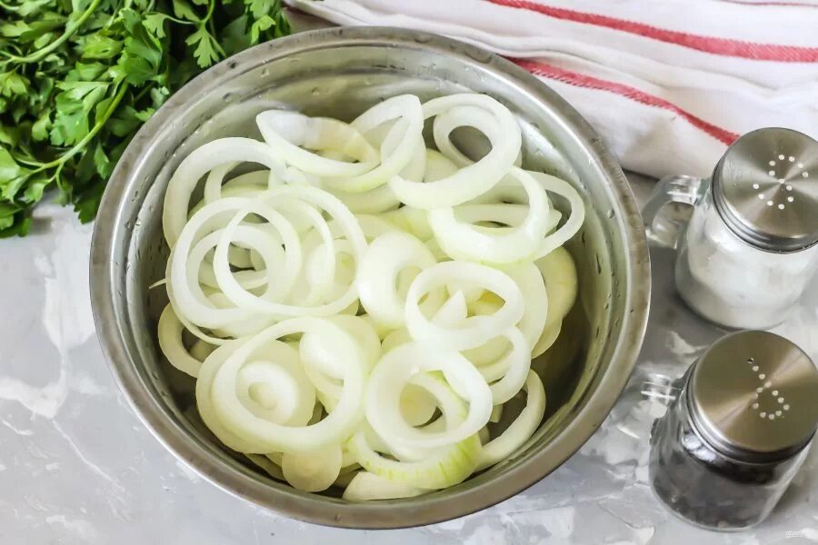 Мариновать лук в уксусе быстрый рецепт как. Лук репчатый кольцами. лук маринованный кольцами. лук нарезанный кольцами. лук репчатый порезанный колечками.