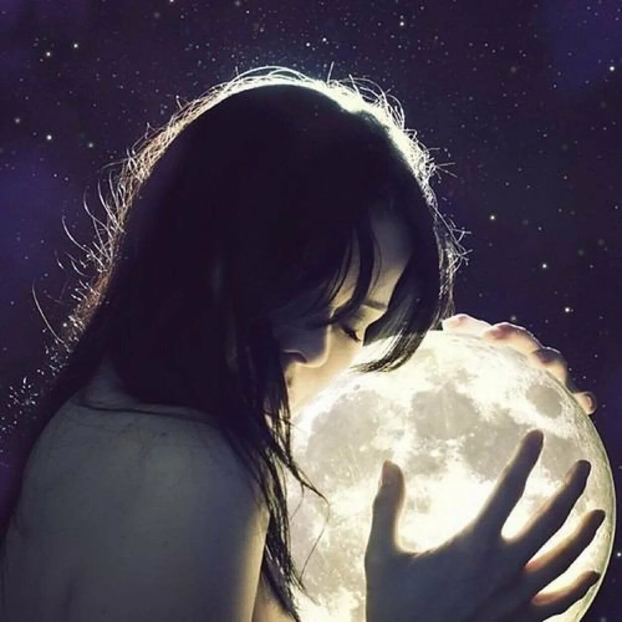 Девушка-Луна. Девушка обнимает луну. Обнять луну. Лунная девушка. Красива луна песня