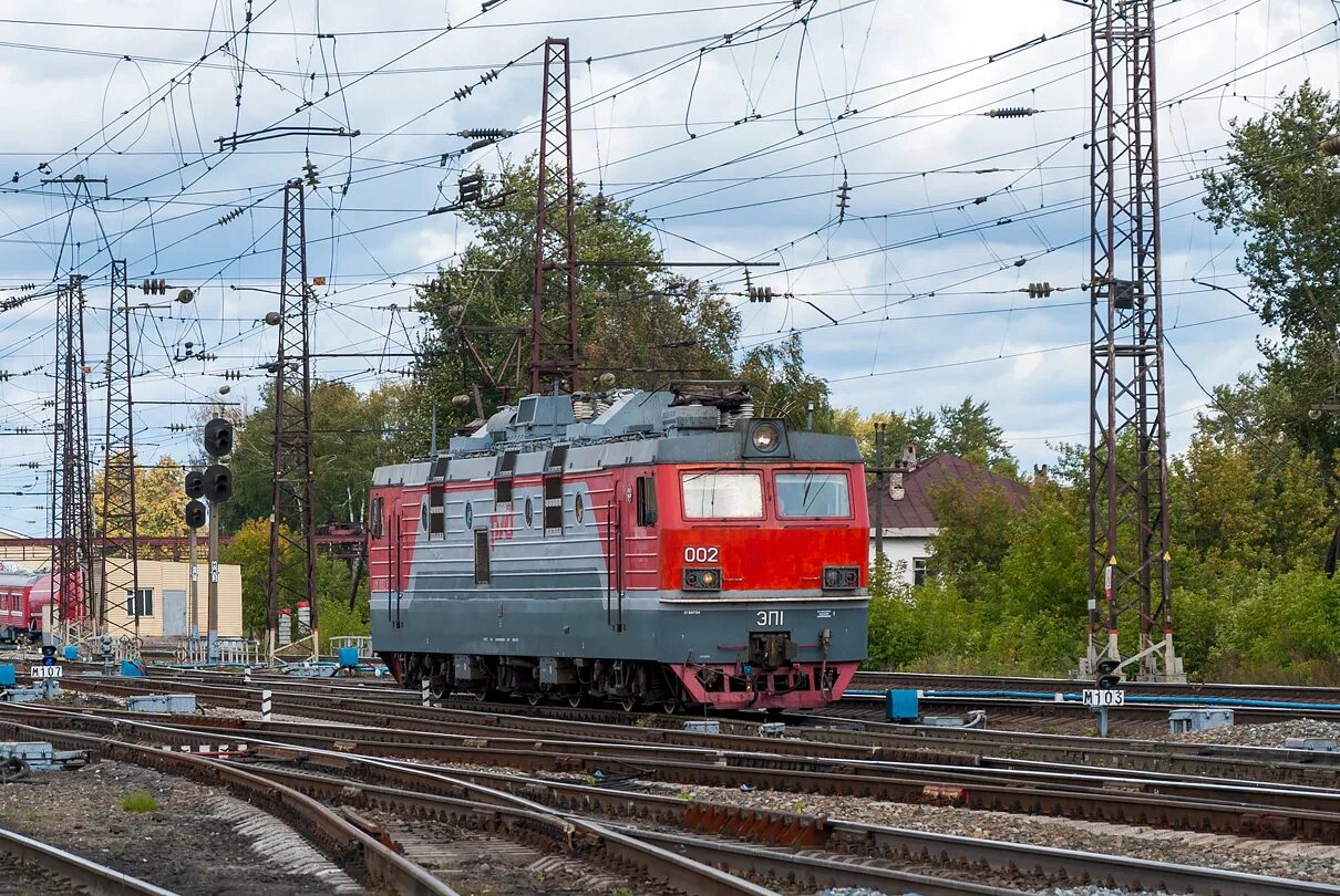 Пассажирские балезино. Станция балезино. Чс2 электровоз. Чс4т шкода. Чс4т с двухэтажным поездом.