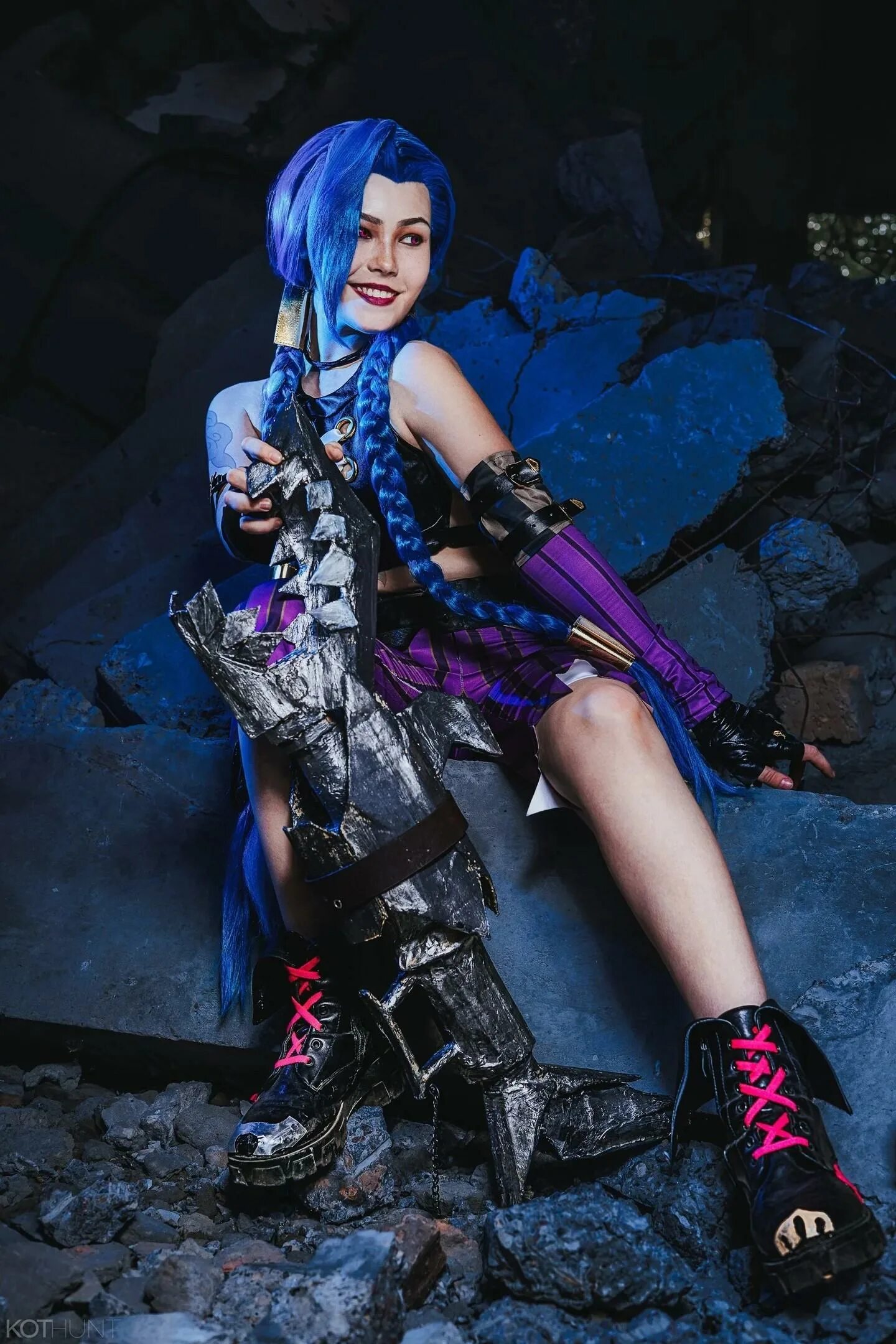 Jinx cosplay. Джинкс аркейн косплей. Джинкс аркейн костюм. Джинкс из аркейн косплей. Джинкс косплей аркейн костюм.