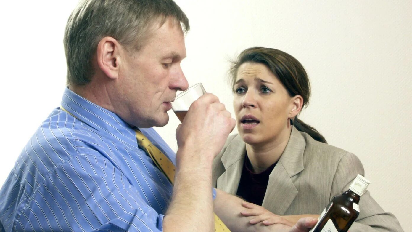 Пьяный муж. Стоит ли жить с пьющим. Картинки психология о пьянстве. Муж пьет. Стоит ли жить с пьющим.