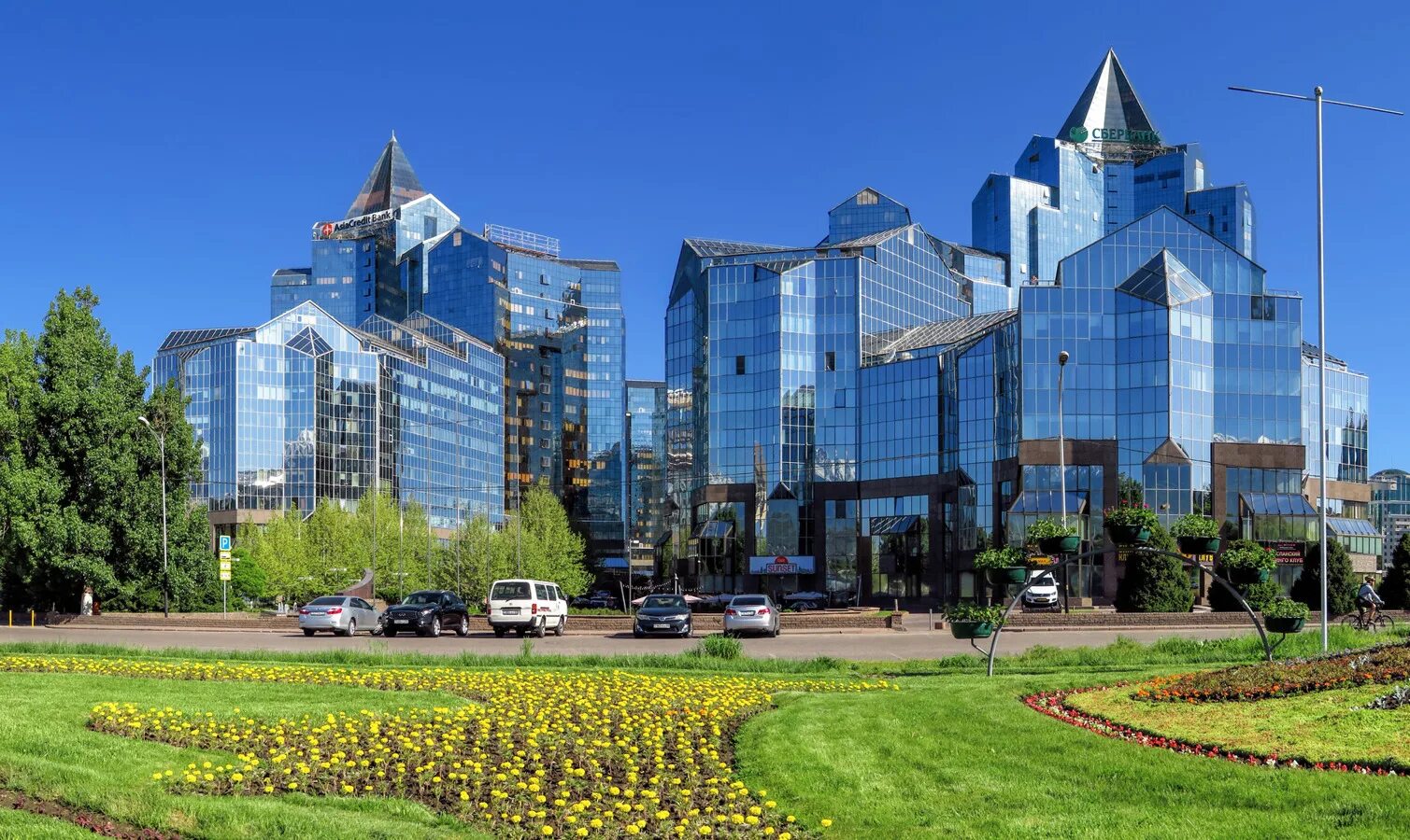 казахстан аль фараби алматы. башни нурлы тау. тау алматы. аль фараби улица алматы. стеклянный город нурлы-тау алматы.