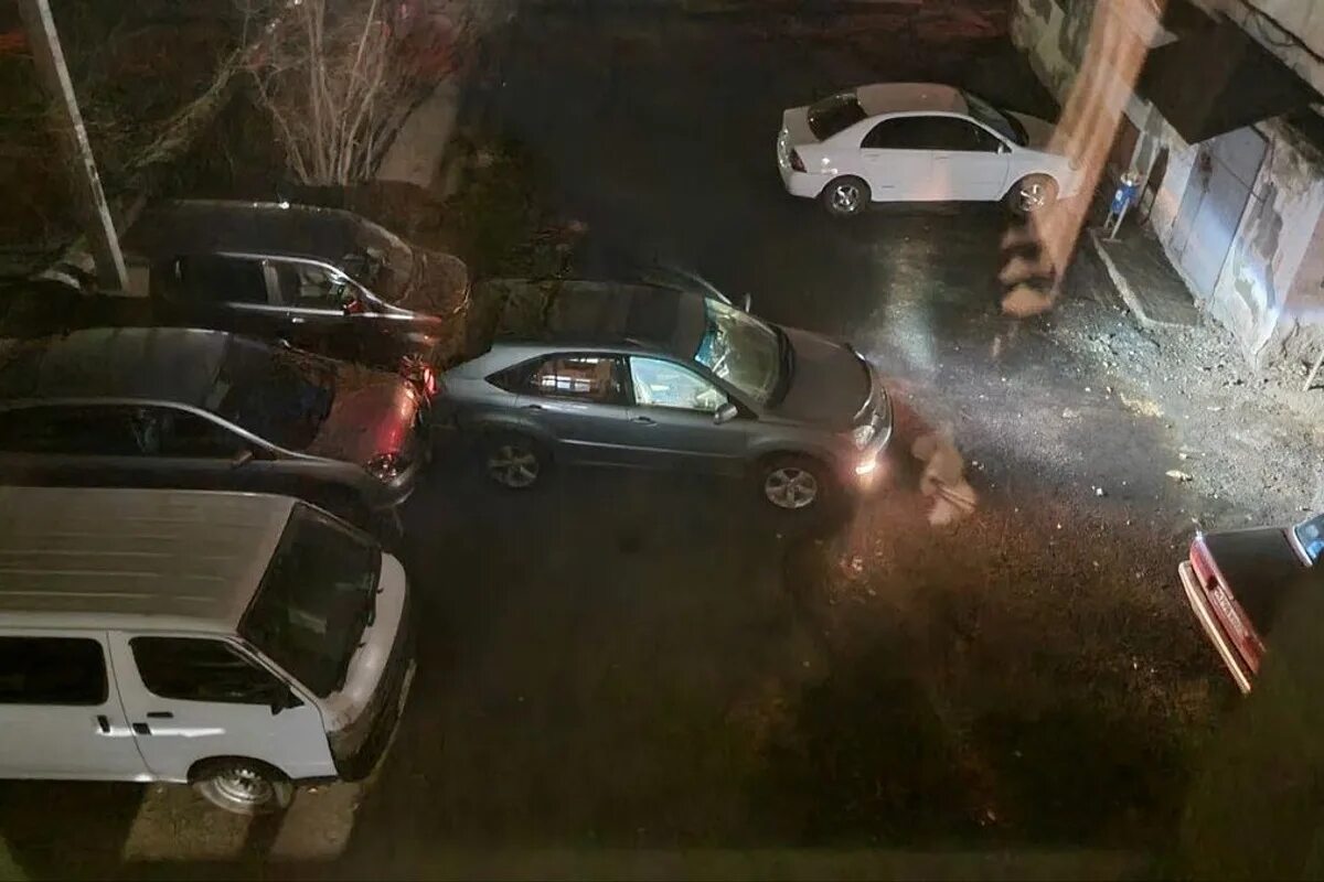 накренившийся автомобиль. страховой случай дтп. автомобиль и человек. автоподстава на дороге. экспертиза автомобиля после дтп.