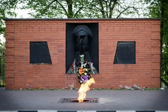 Памятник 17 героям старый оскол. Памятник скорбящей матери старый оскол. вечный огонь старый оскол. скорбящая мать старый оскол. памятник 17 героям бронебойщикам старый оскол.