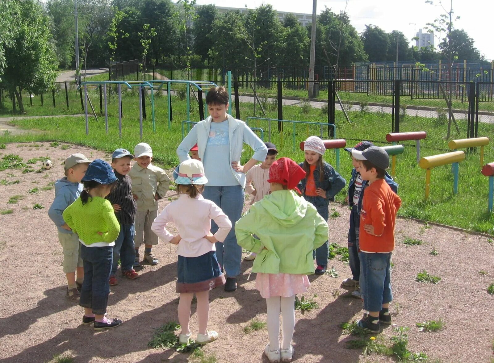 Прогулка в детском саду. Дошкольники на прогулке. Дети на прогулке в саду. Дети на прогулке в детском саду. Подвижные игры огород