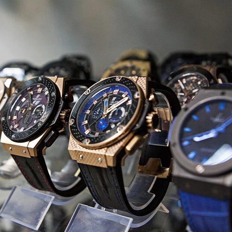 Брендовые часы. Швейцарские часы. Коллекция мужских часов. Дорогие часы в магазине. Ломбард брендовых часов