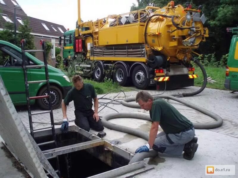 Откачка автомоек илососом. Прочистка канализации илосос. Откачка ила. Откачка жбо ассенизатор. Машина для выкачивания канализации.