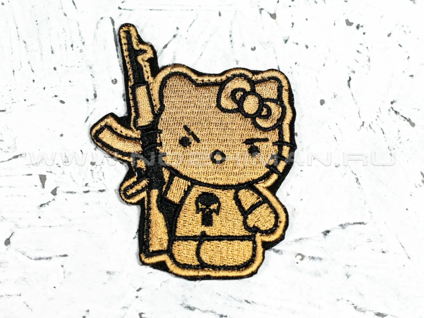 Патч hello kitty. Хэллоу китти с автоматом. hello kitty шеврон. патчи хелло китти. hello kitty с автоматом шеврон.