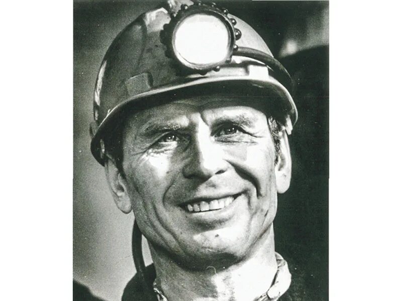 Шахтер в забое живопись. Шахтер пётр макарович ковалев герой социалистического труда. Владимир мельник шахты «котинская». Механики в шахте кузбасс. Донецкий шахтер.