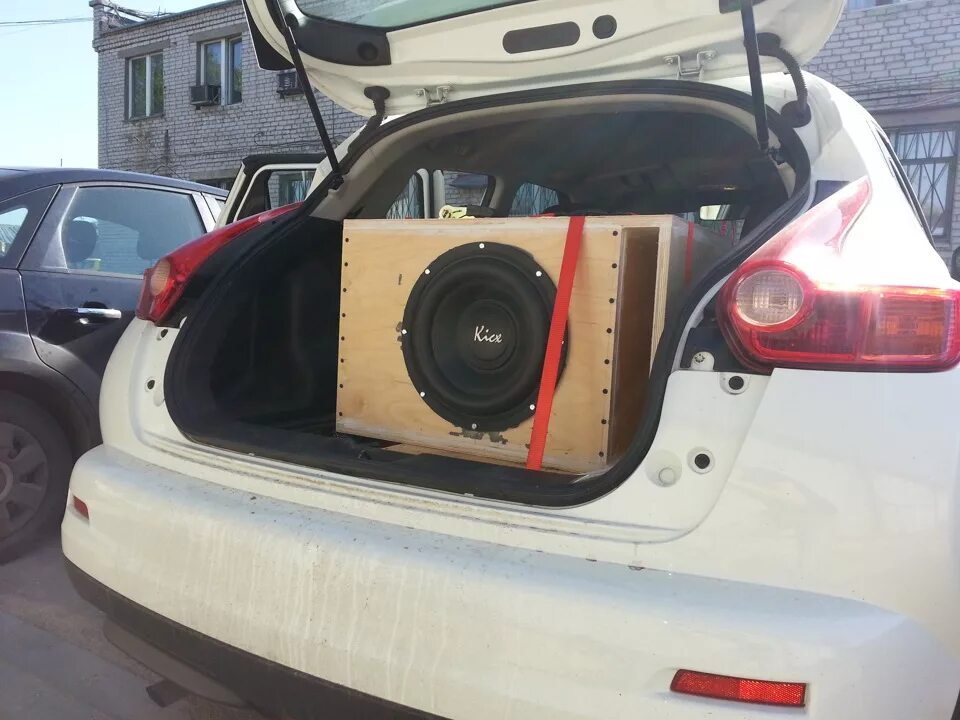 Саб версия. Сабвуфер nissan juke. сабвуфер ниссан джук. nissan juke сабвуфер штатный. сабвуфер в ниссан juke.