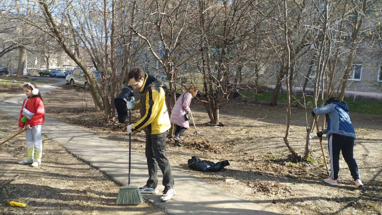 Весенний субботник. Школьники на субботнике. Школьники убирают класс. Бергамакская СОШ школьный субботник.