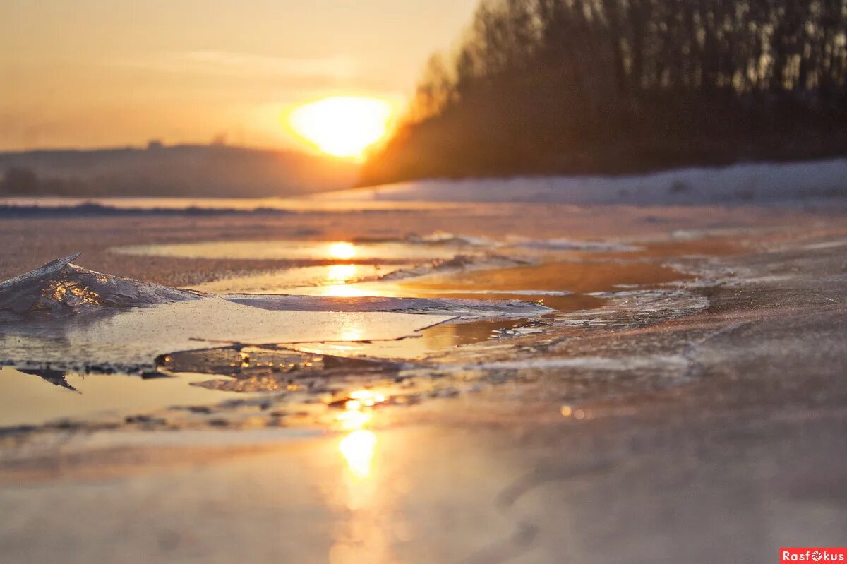 Зимнее солнце освещает окрестности. Зимний рассвет. Презентация в гости к зиме. Солнце греет предложение. Солнце зимой предложение.