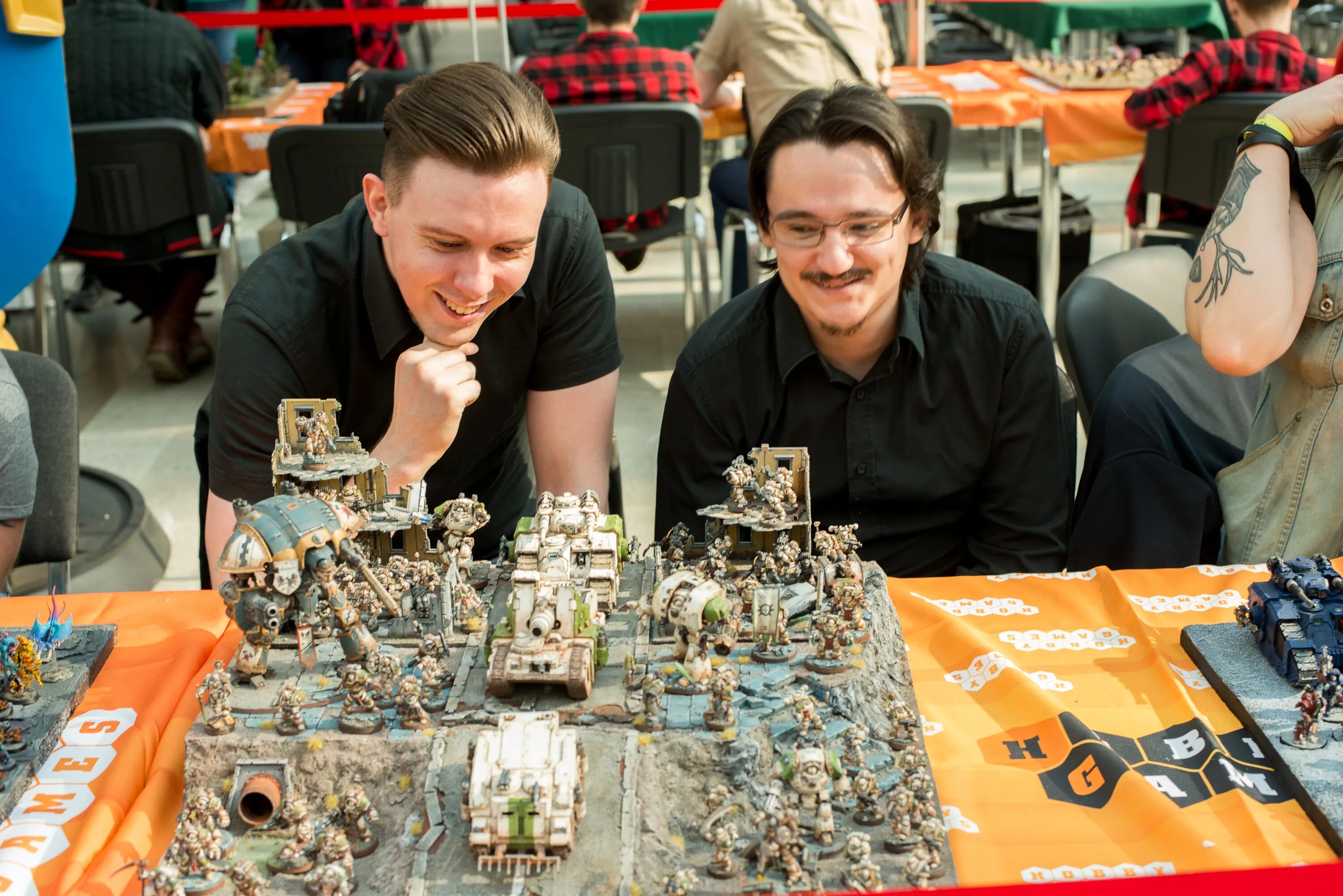 настолки на мероприятии. Hobbygames ленина 48. фестиваль настолок. фестиваль настольных игр. хобби геймс омск.