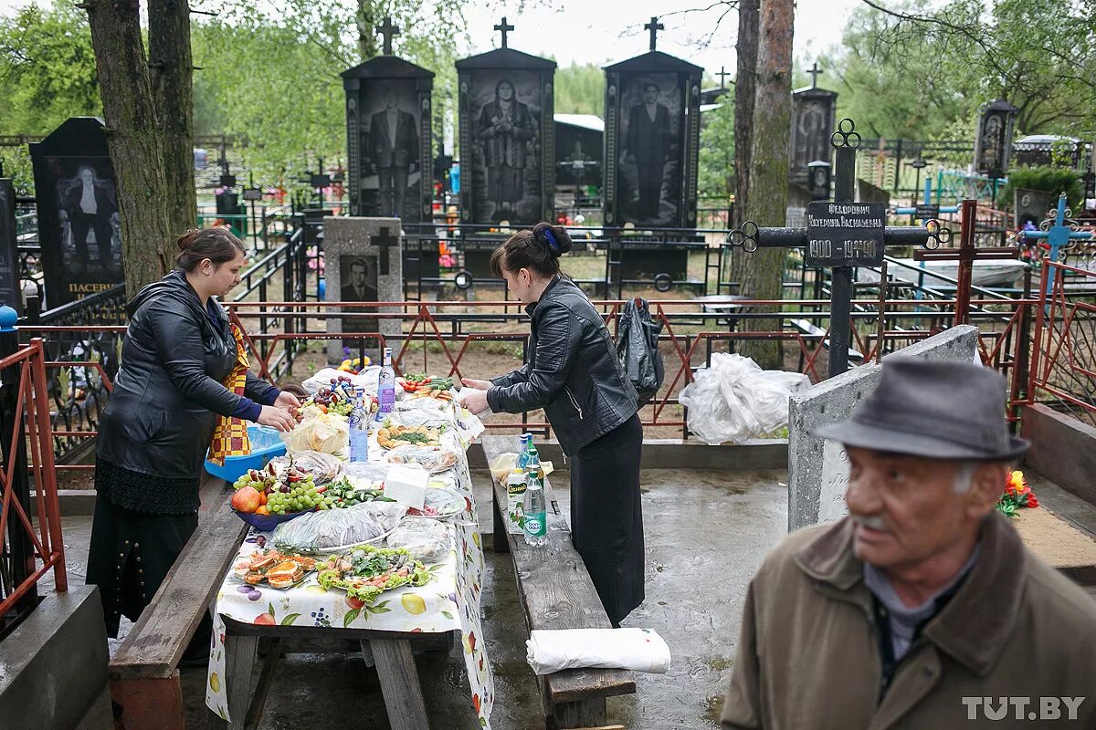 Конфеты собранные на кладбище. Цыганские Бароны на Кузьминском кладбище. Калитниковское кладбище могилы цыган. Кладбище Самары могилы цыган. Кузьминское кладбище цыганские могилы.