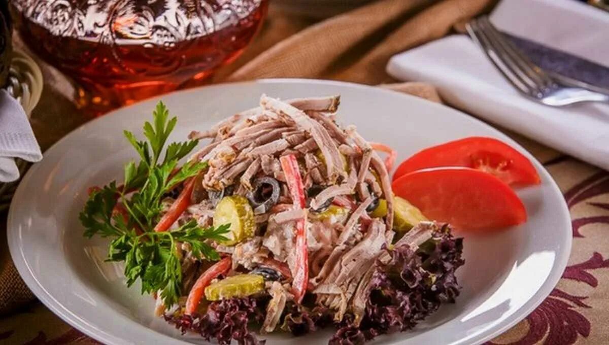 Салат с говядиной рецепт с фото. Салат с языком. Салат с говядиной и языком. Салат с телячьим языком. Салат из говяжьего языка.