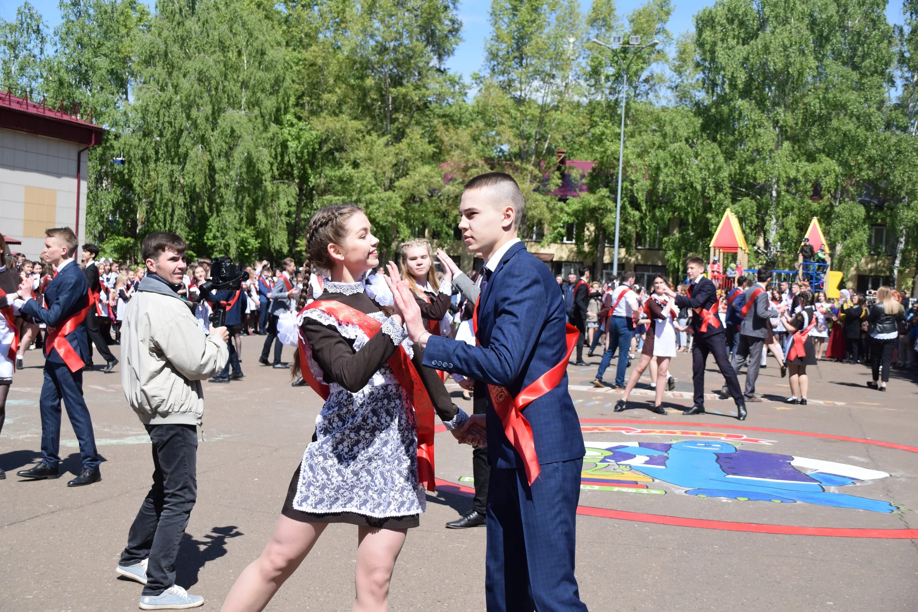 Школа 1 Менделеевск. Последний звонок Менделеевск. Выпускники СОШ 1 Менделеевск.