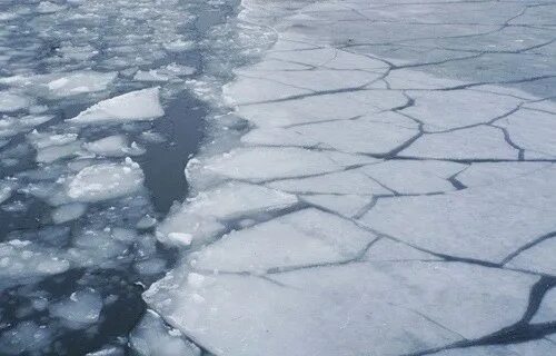Трещина 2. Когда сходит лед. По льду пошли трещины. Лед идет на излом. Анимация как по льду пошли трещины.