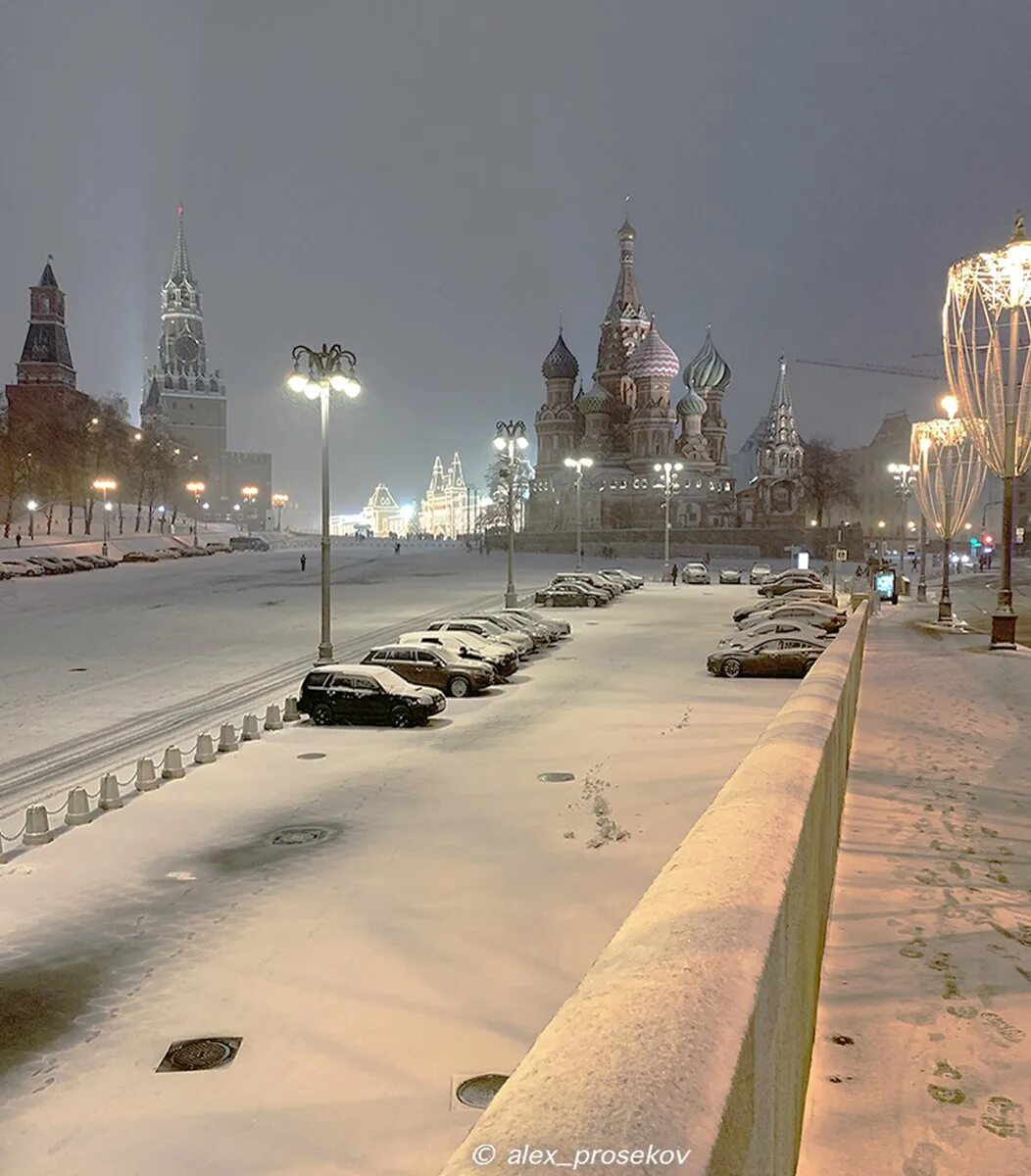 Каким будет январь в москве. Снежная Москва. Снег в Москве. Снегопад в Москве. Заснеженная Москва.