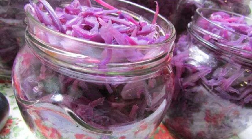 На зиму фиолетовую капусту. Квашеная краснокочанная капуста кусками. салат из капусты краснокочанной на зиму в банках. краснокочанная капуста со свеклой на зиму. зимняя заготовка из капусты краснокочанной.