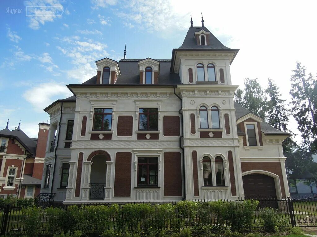 Дом в одинцовском округе. Поселок горки-10 одинцовский район. Дом в английском стиле на рублевке. Жаворонки 1 коттеджный поселок в одинцовском районе. Дом в одинцовском округе.