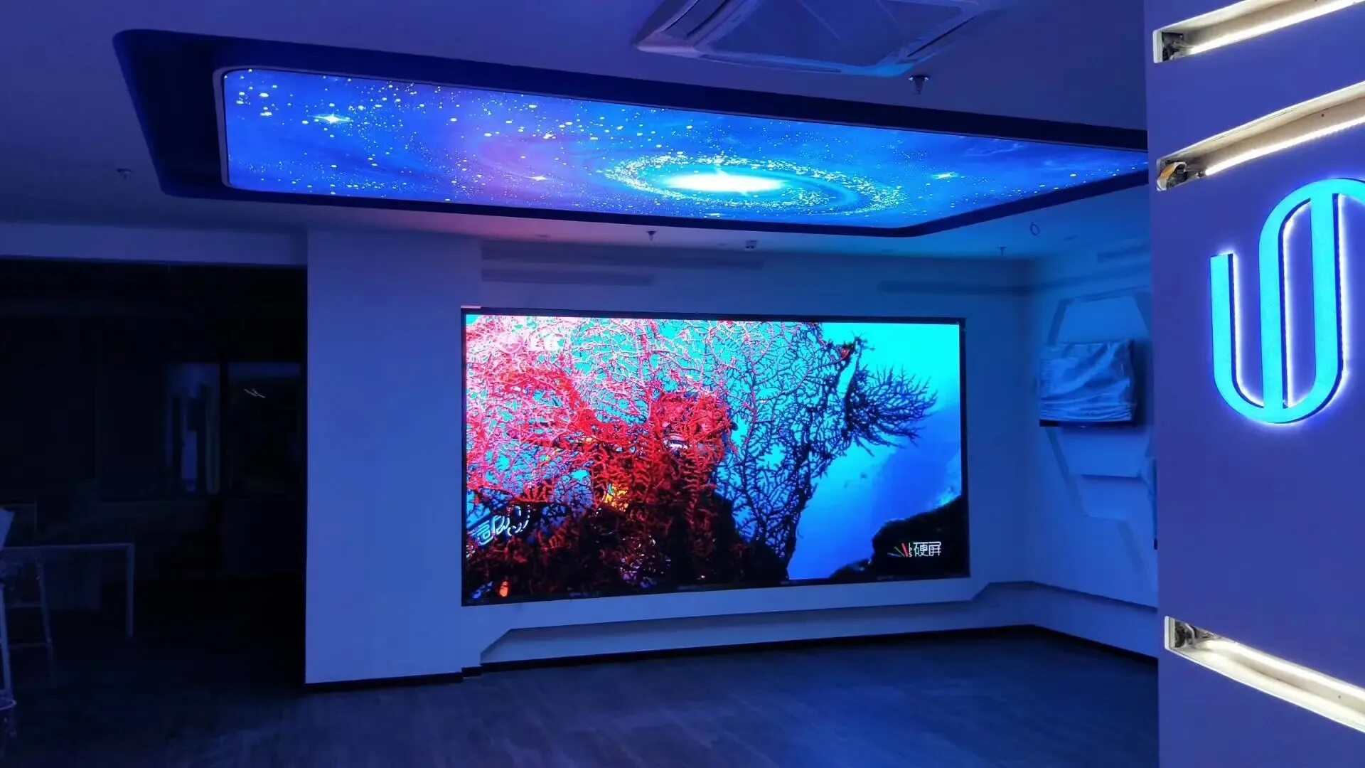 Led monitoring. Светодиодный монитор. внутренний led экран. led дисплей. видеоэкран для помещения.