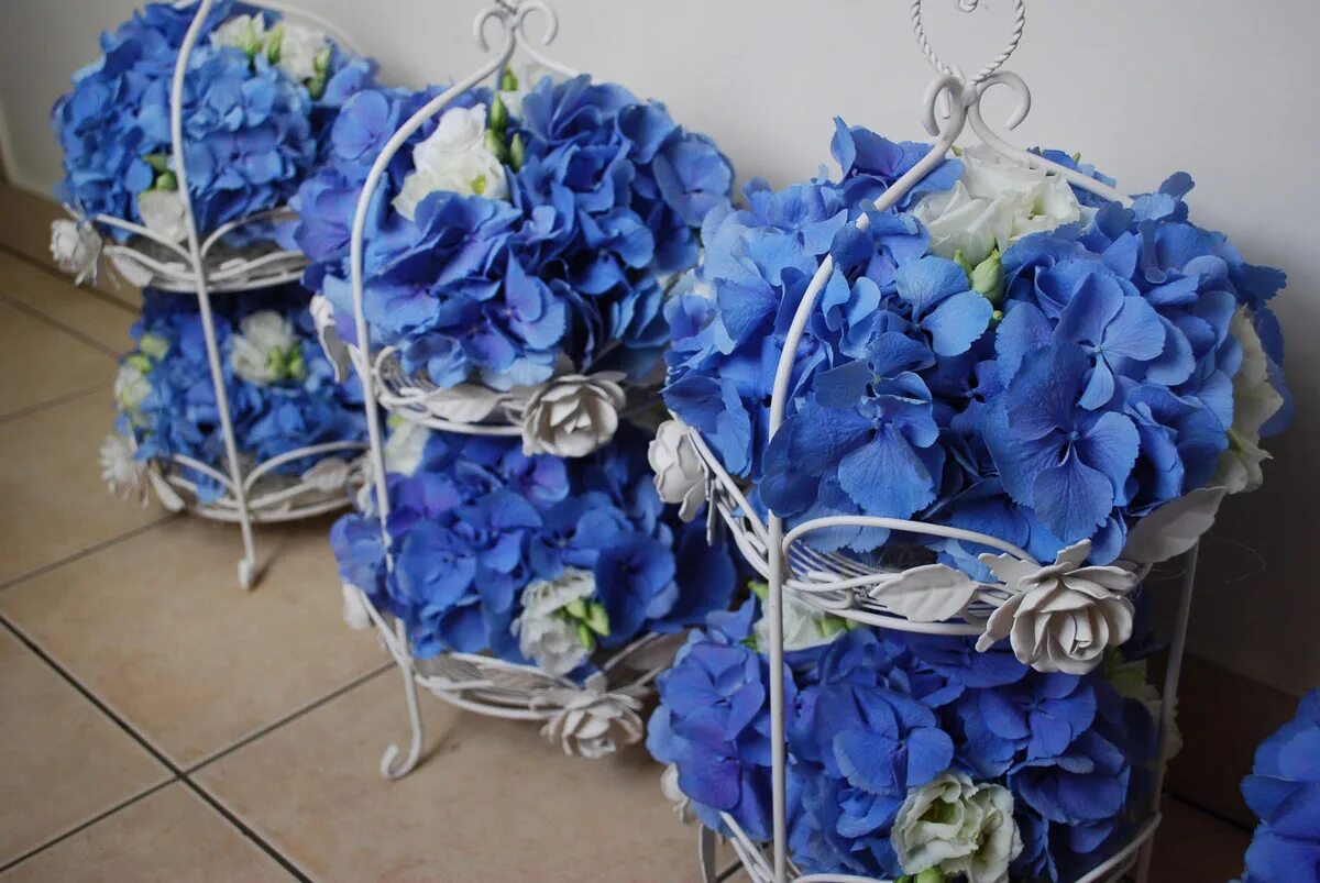 Синий тут. Синие цветочные композиции. Синие цветы декор. Корзинки на стол в синих тонах. Декор из синих цветов.
