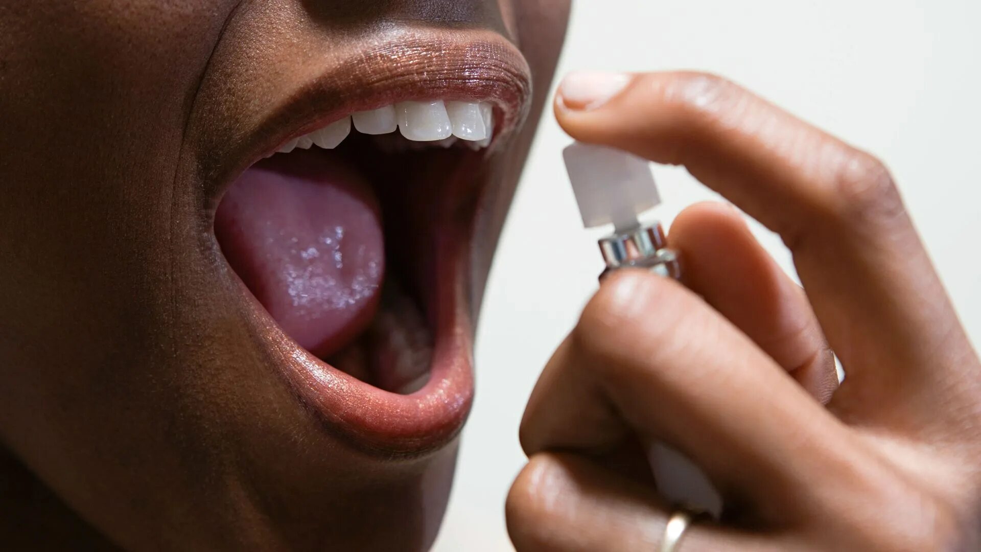 Неприятный запахизо рта. Нарушение пищеварения в полости рта. Ощущение что то во рту. Горечь во рту. Соленый привкус во рту.