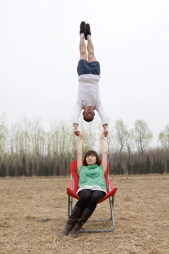 Woman lift man. Акробатика Lift and carry. Duo acrobatics Lift carry. Overhead Lift and carry. Li Wei Beyond Gravity.