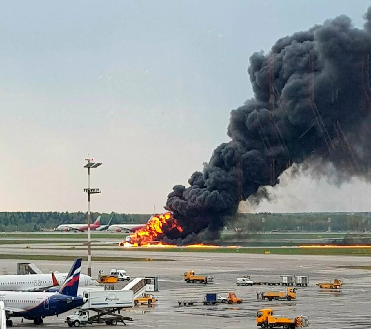 Упал самолет время. Крушение SSJ 100 В Шереметьево. Авиакатастрофа SSJ-100 В Шереметьево. Сухой Суперджет 100 Шереметьево пожар. Авиационные катастрофы.