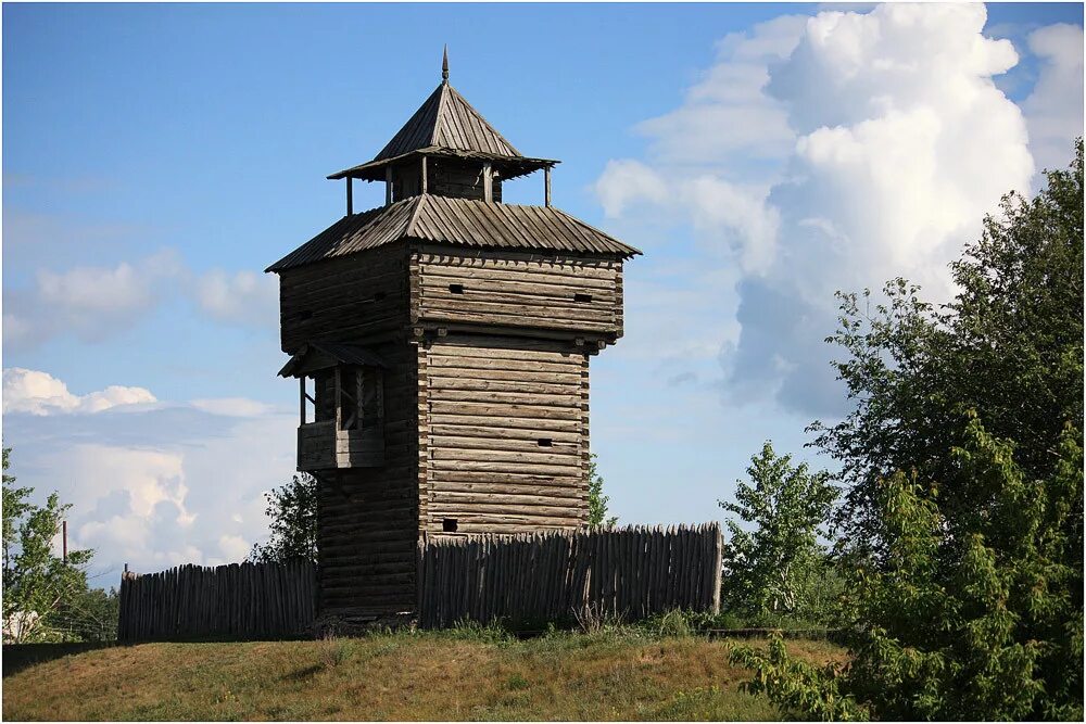 Крепость орешек выборг. Земляная башня. Башни детинца великий новгород. Великий новгород кремль детинец. Избушки в белгороде.