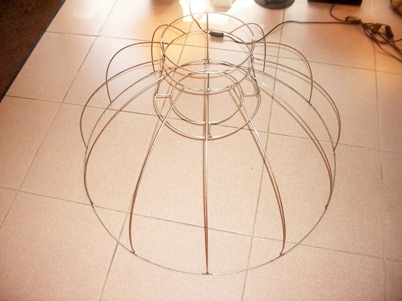 Каркас для светильника. Металлический каркас для елки. Самодельный каркас для абажура. Из чего можно сделать каркас. Каркас для елки из труб.
