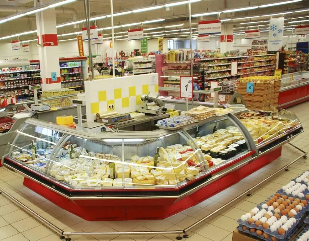 Магазин через прилавок. Витрина продуктового магазина. Витрина продовольственного магазина. Оборудование для магазина продуктов. Оборудование для продуктового магазина.