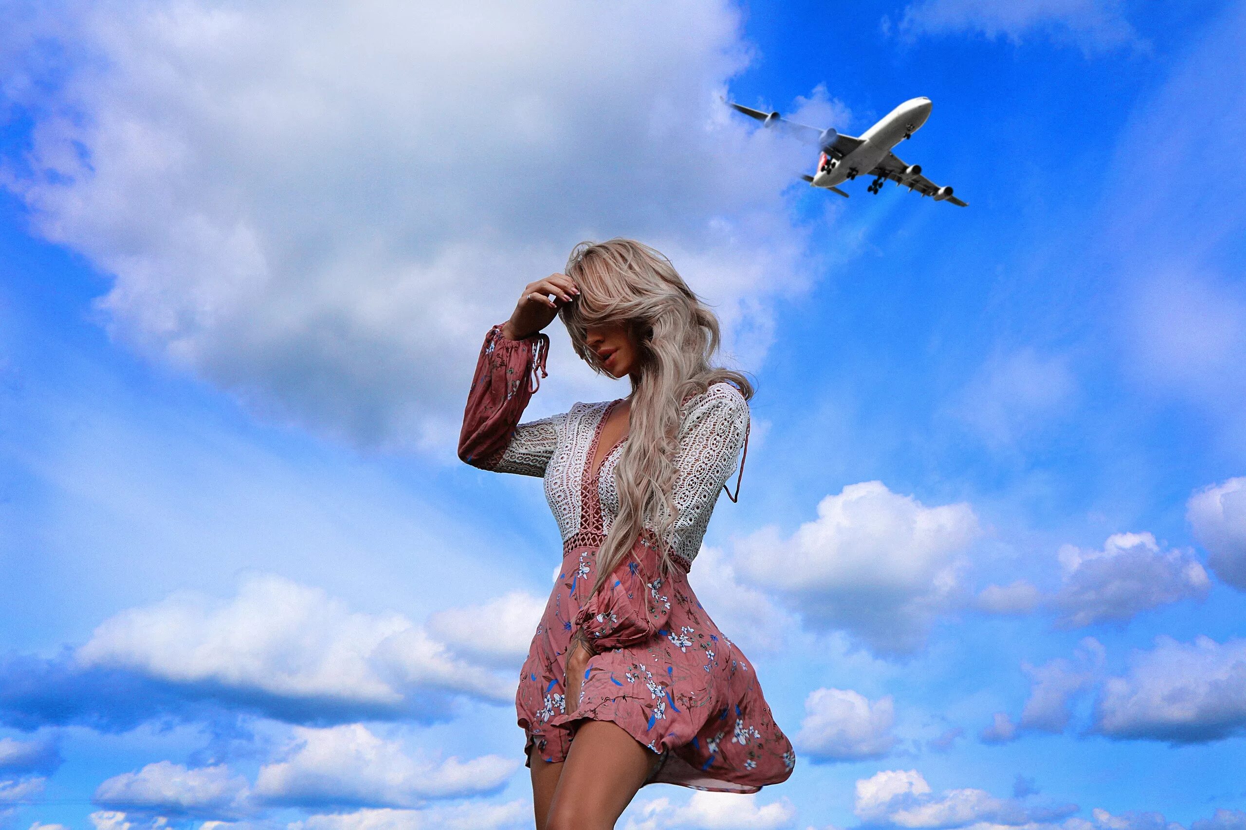 Полет самолет девушка. Девушка в самолете. фотосессия с самолетом. небо самолет девушка. девушка и небо.