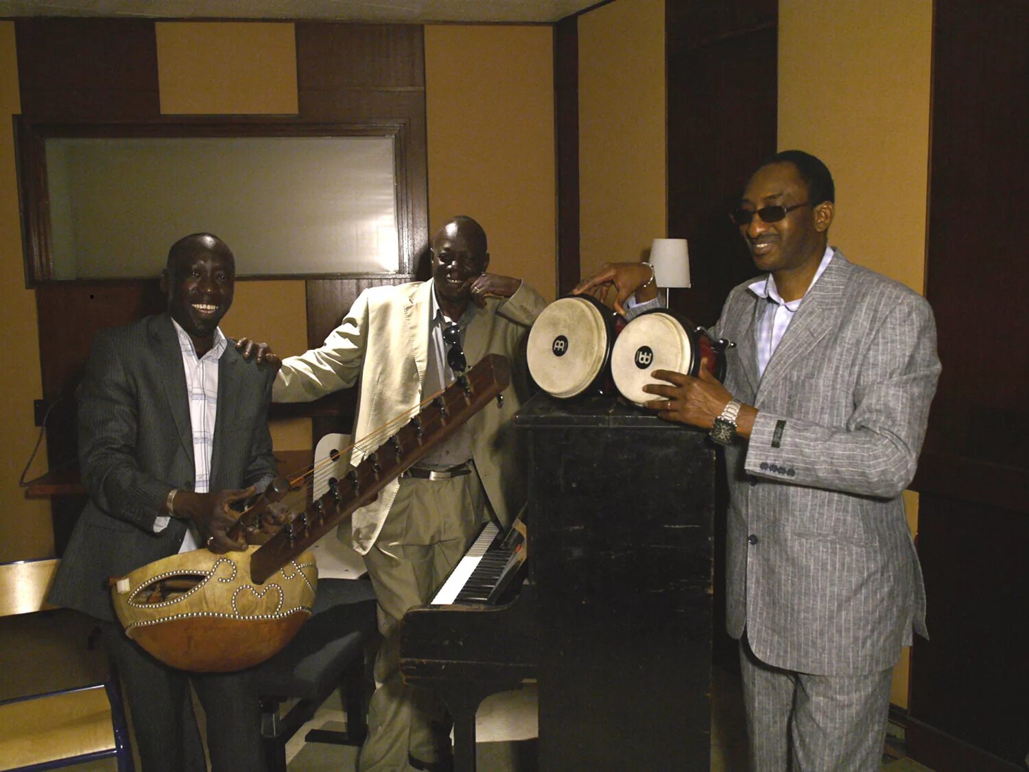 Трио джаз группа. Джаз группа Африка. Мусса Африканский музыкант. Темнокожий джаз в помещениях.