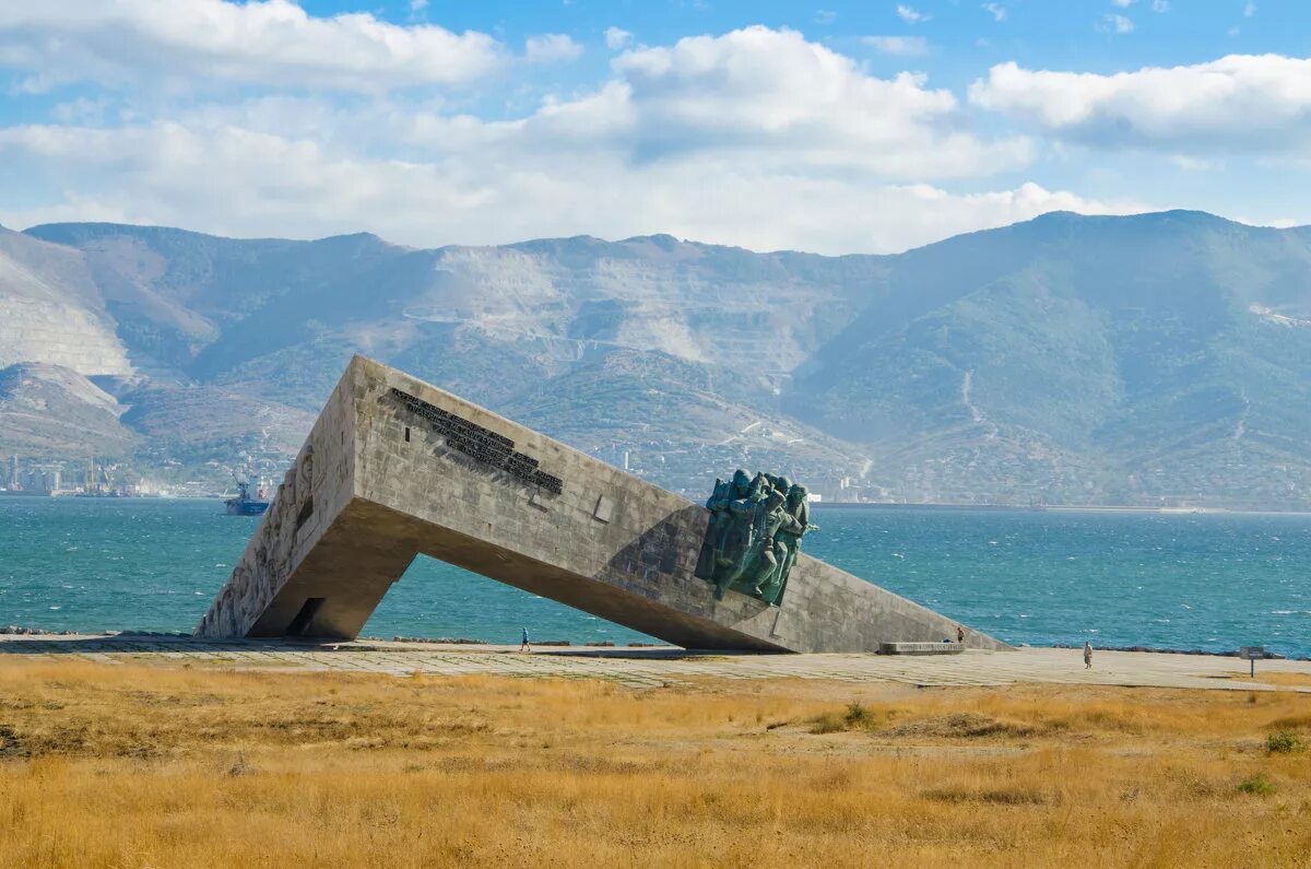 мемориал малая земля. город герой новороссийск. город герой новороссийск. плацдарм малая земля новороссийск. стелла новороссийск малая земля.